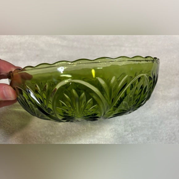 Vintage Anchor Hocking Medallion Star & Cameo Green Glass 8" Serving Bowl - Picture 2 of 5